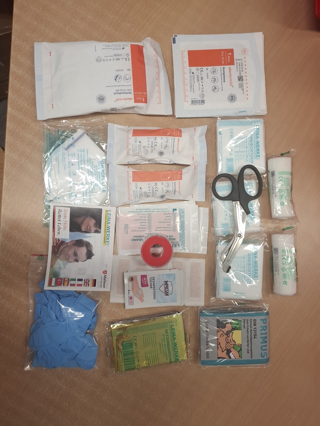mehrspurige KFZ Verbandtasche - Sterilteile Ablaufdatum 2046 – Bild 4